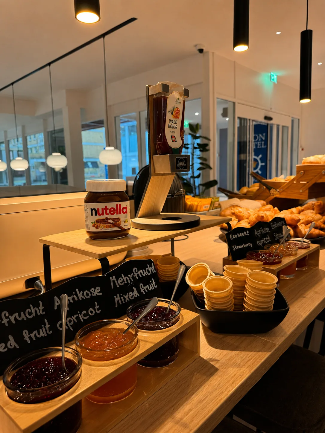 Pålægsstation med Nutella, marmelader og honning